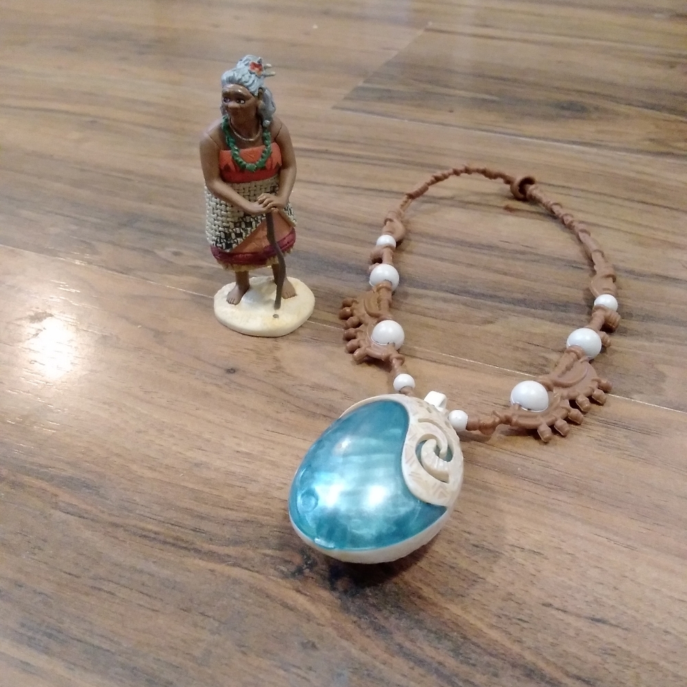 Moana grandmother and necklace